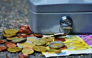 如何分析黄金市场的价值趋势？这些趋势如何指导投资决策？