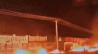 已有140人死亡！这个国家一辆油罐车失控翻车，许多人赶来哄抢汽油，随后发生爆炸