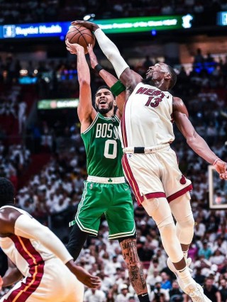 nba希罗女友吃热狗事件(nba希罗女友吃热狗事件是真的吗)