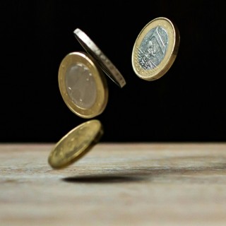 如何区分不同纯度的黄金产品？这些差异如何影响其市场价值？