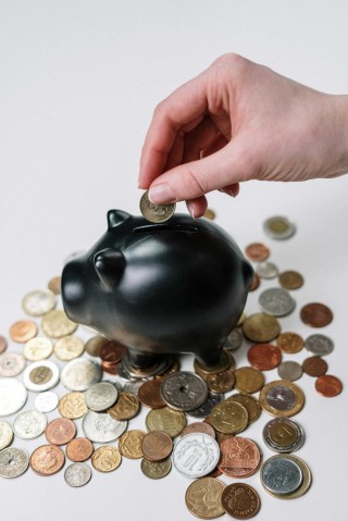 如何在上海黄金融市场进行黄金与白银的交易？这些交易有哪些风险和机会？