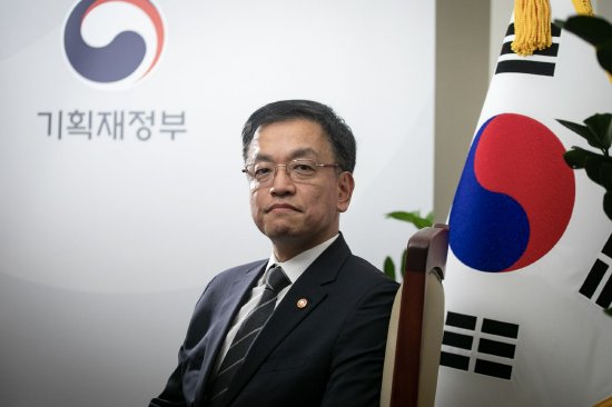  *** 令风波后经济有33%概率陷入衰退？韩国财长称这是过虑  第1张